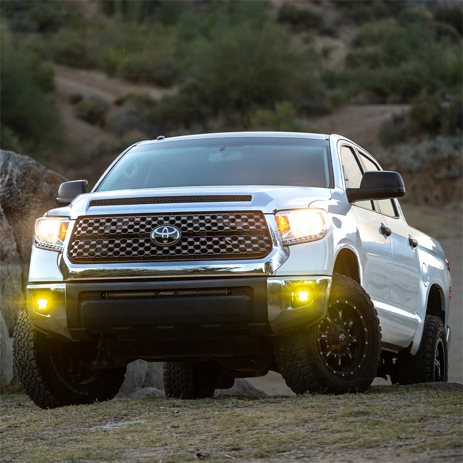https://www.catalograck.com/ImgVDHR/RIG/37117-Toyota_360-Series_PRO_SAE_Fog_Kit_Yellow-Lifestyle-02.jpg