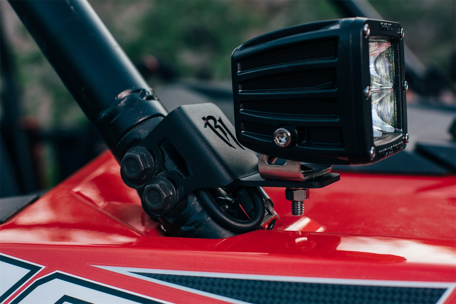 https://www.catalograck.com/ImgVDHR/RIG/46526_14-15_RZR_Single_A-Pillar_Mount_02.jpg