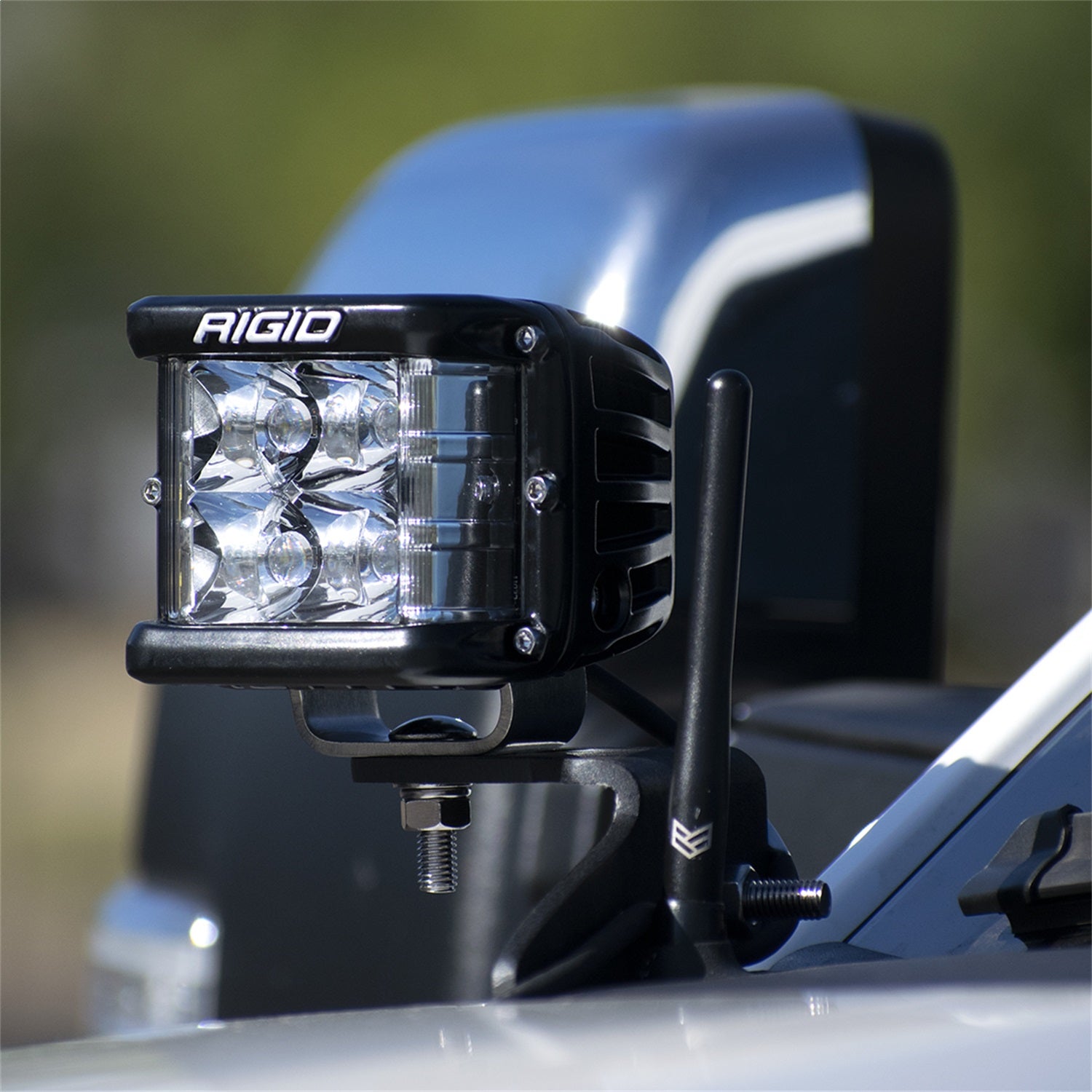 https://www.catalograck.com/ImgVDHR/RIG/46735-Ford_SuperDuty_2020_2B_A-Pillar_Mount-Lifestyle-01.jpg