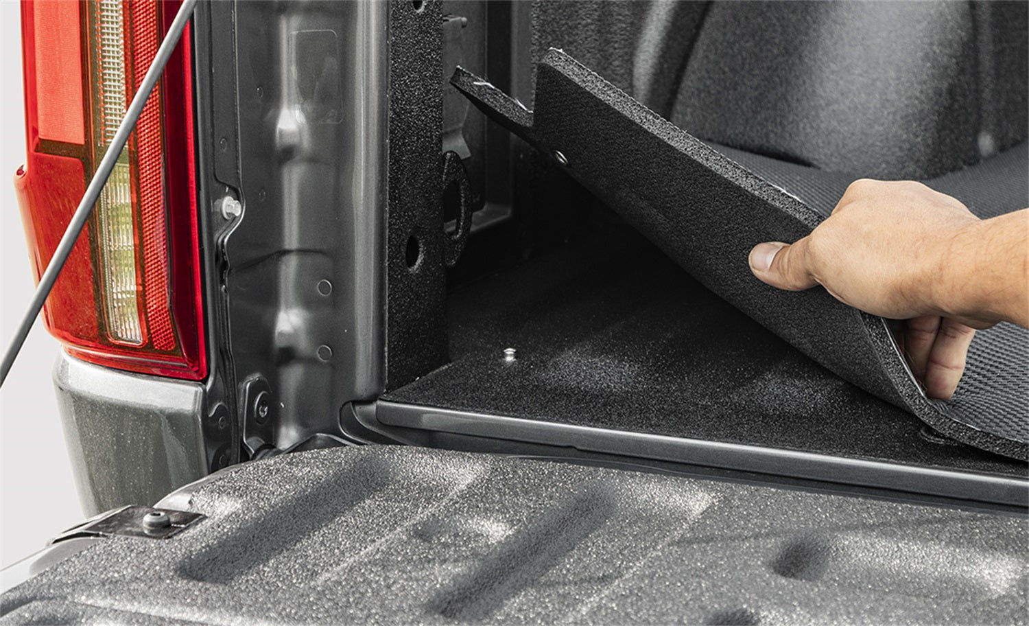https://www.catalograck.com/ImgVDHR/ACI/ACI-Truck-Bed-Mat_Features_Easy_Maintenance.jpg