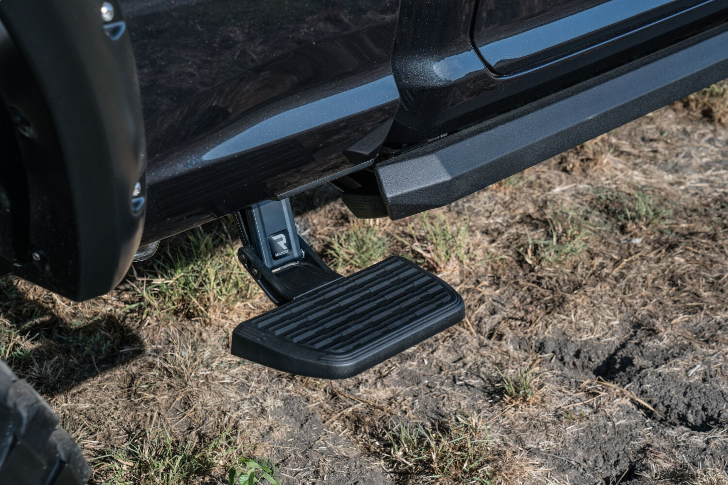 https://www.catalograck.com/ImgVDHR/AMP/AMPamp-bedstep2-2020-ram-3500-black-lifestyle-01.jpg