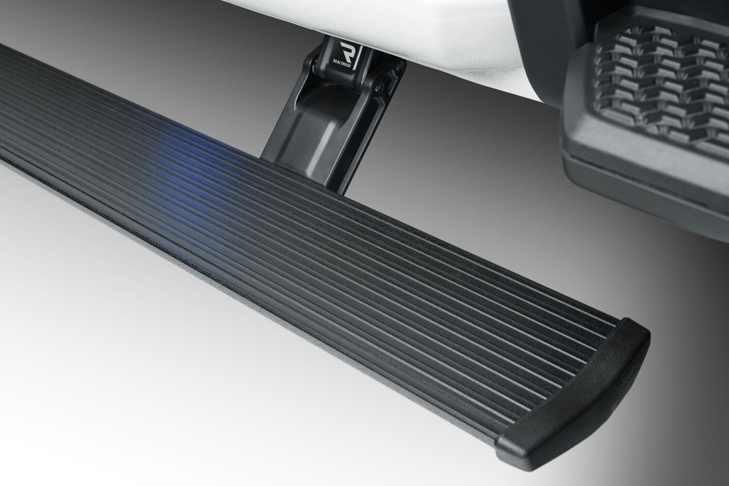 https://www.catalograck.com/ImgVDHR/AMP/AMPamp-powerstep-2022-chevrolet-silverado-2500-white-studio-06.jpg