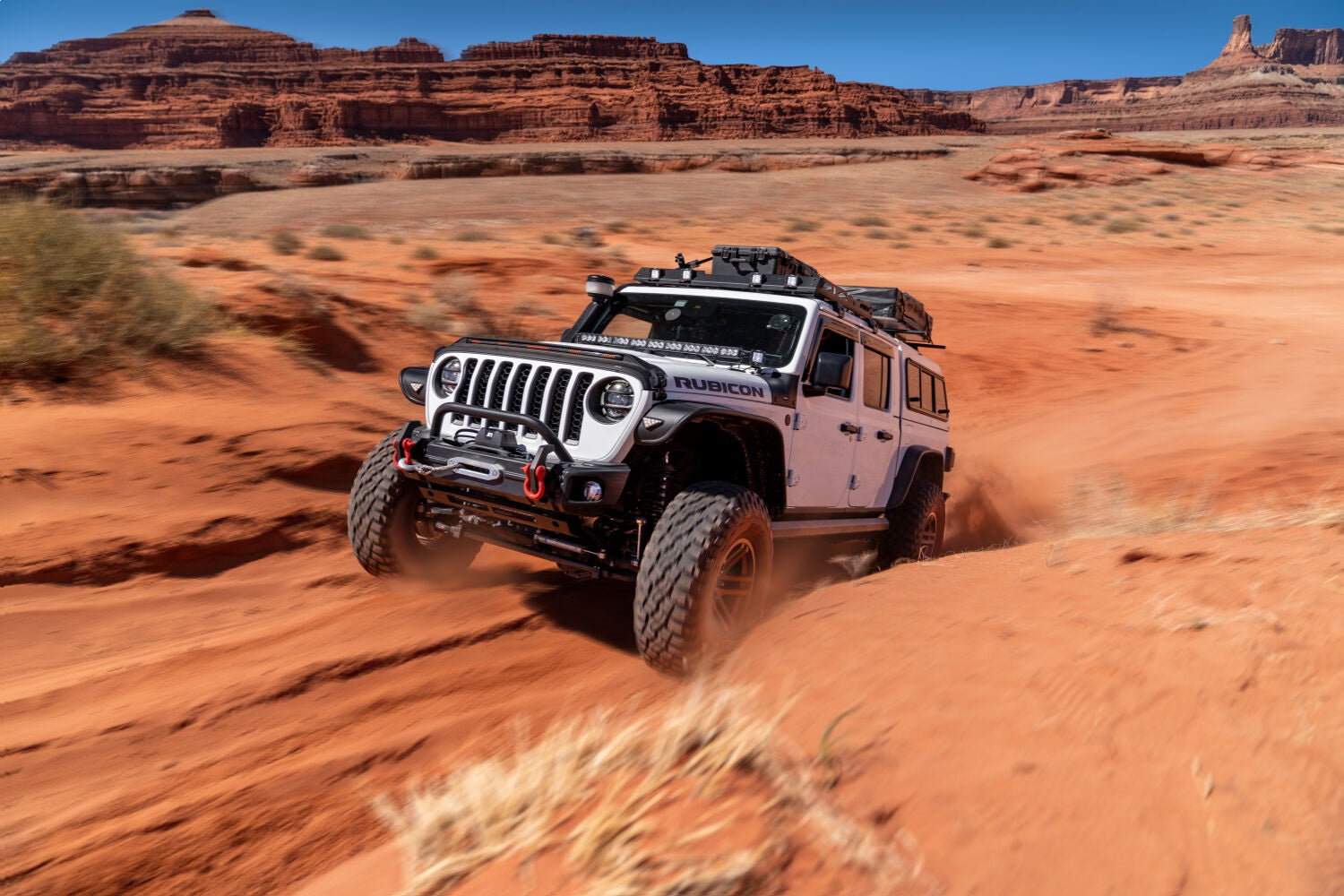 https://www.catalograck.com/ImgVDHR/AMP/AMPamp-powerstep-xl-2020-jeep-gladiator-white-moab-lifestyle-03.jpg