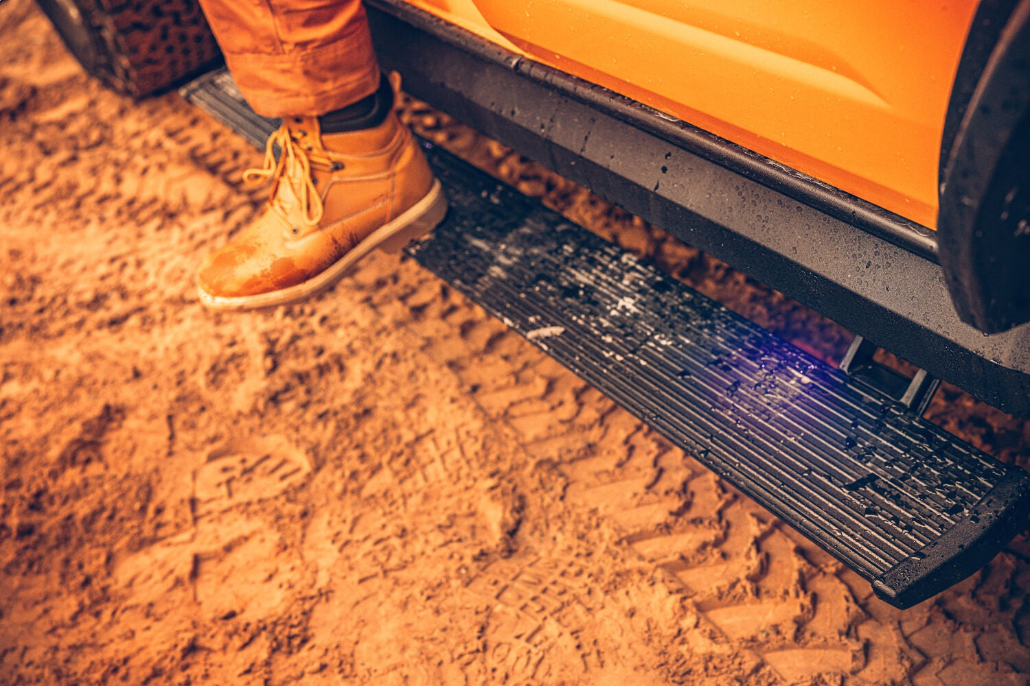 https://www.catalograck.com/ImgVDHR/AMP/AMPamp-powerstep-xl-2022-ford-bronco-orange-sand-lifestyle-01.jpg