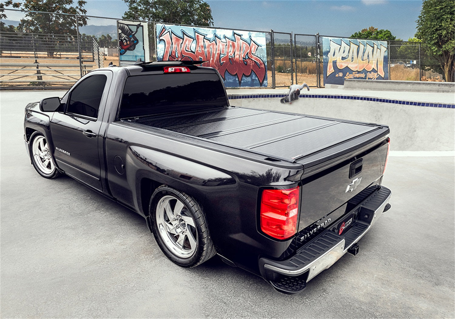 https://www.catalograck.com/ImgVDHR/BAK/BK_BAKFlip_G2_Silverado_Skate_Rear_Closed.jpg
