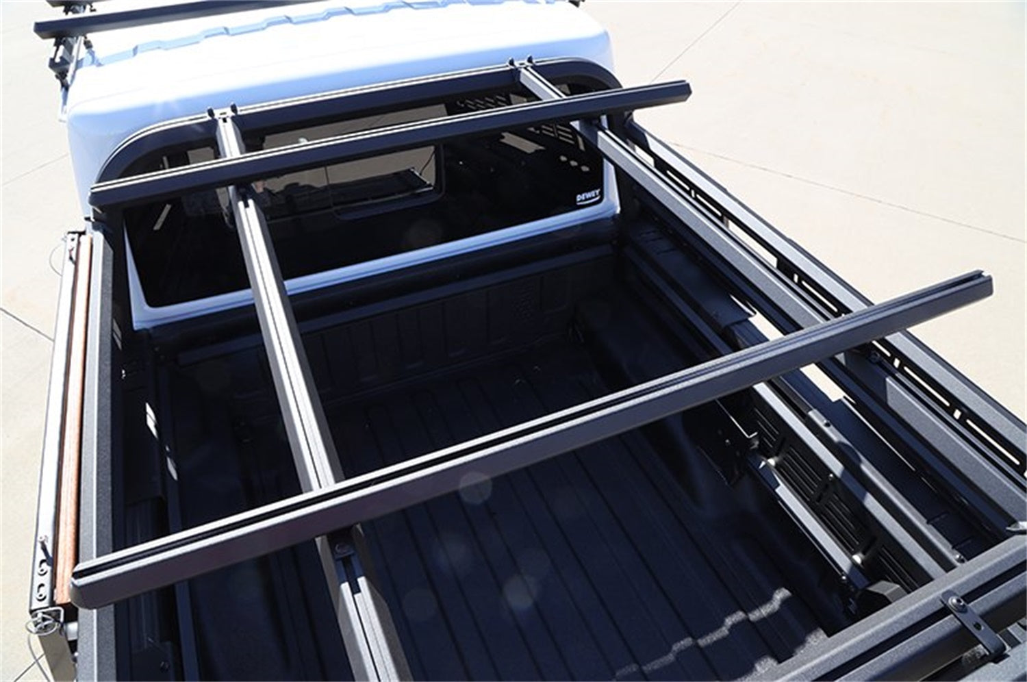 https://www.catalograck.com/ImgVDHR/DEE/CabRacks-Overland-TopRails-DZ95020TB-03.jpg