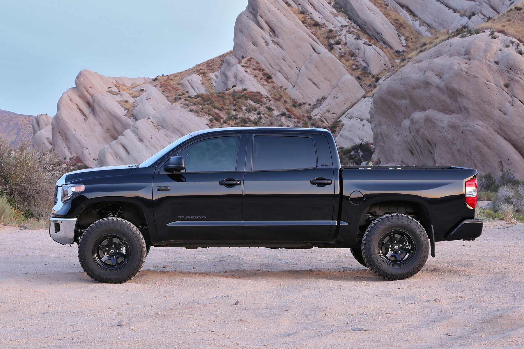 https://sdda.semadata.org/Standard/Warn Industries/FTS26069_TUNDRA.jpg