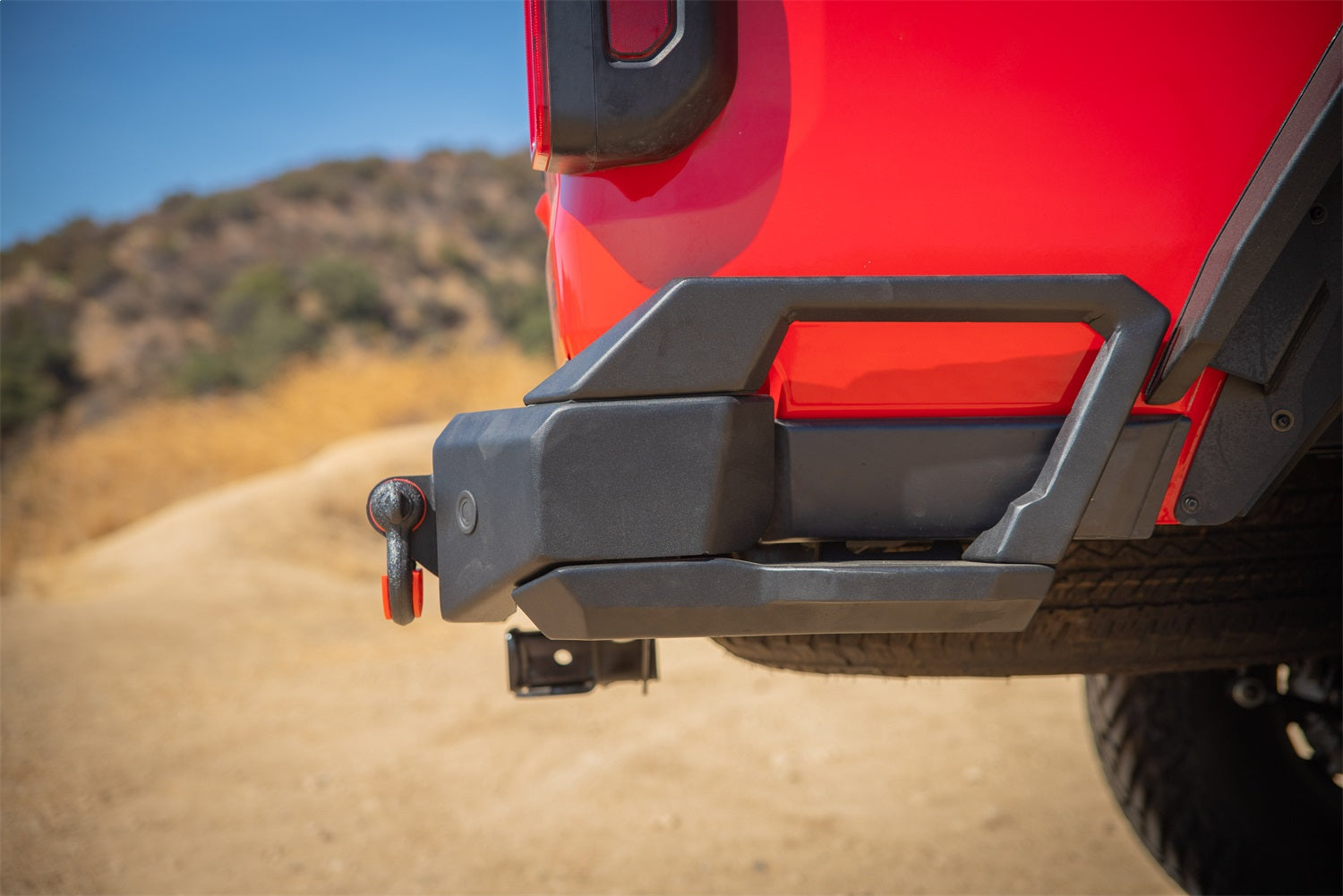 https://www.catalograck.com/ImgVDHR/BOD/Jeep_JT_Red_Gladiator_Shoot-10.jpg