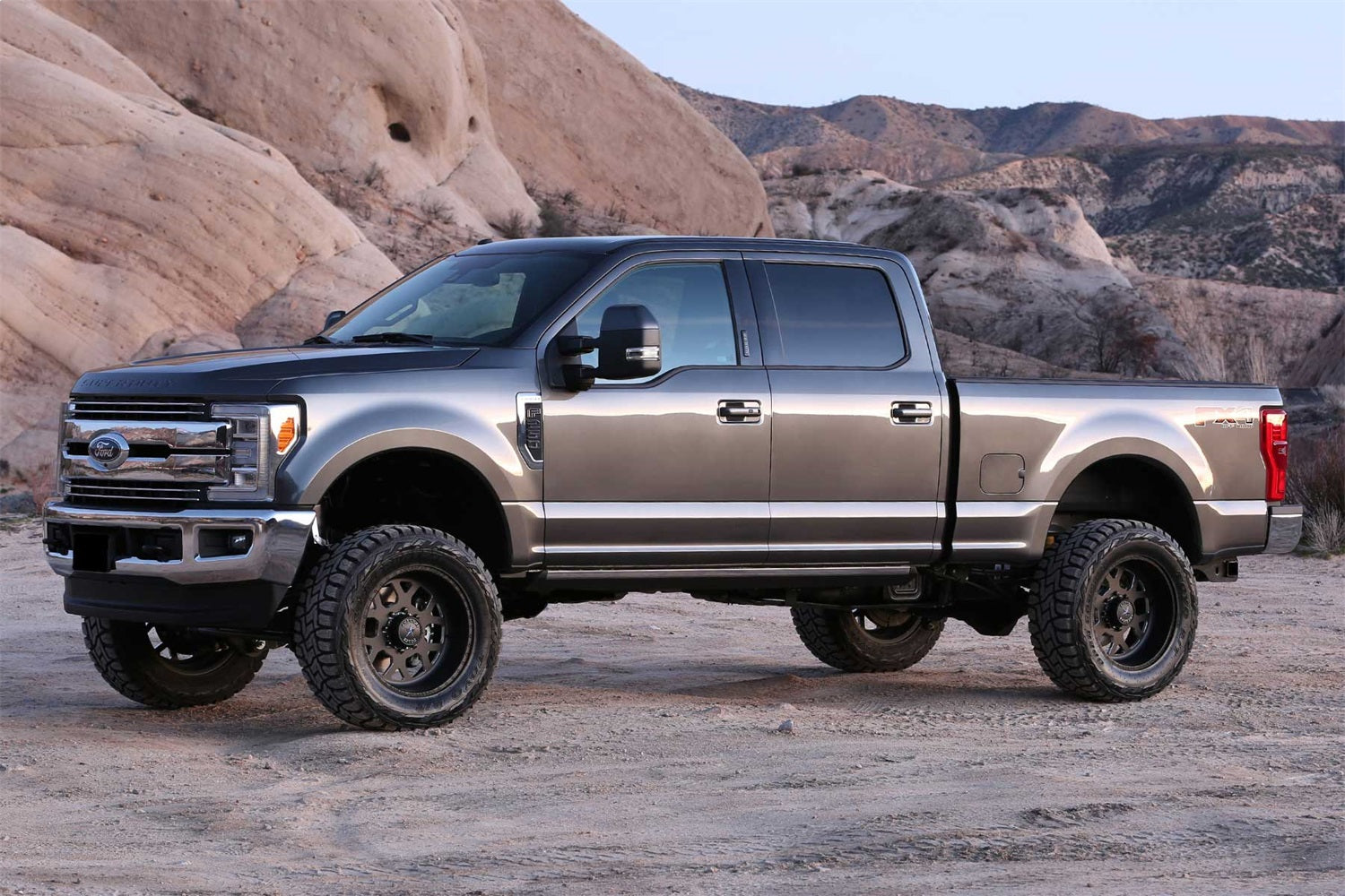 Fabtech K2213M Budget Lift System w/Shock Fits F-250 Super Duty F-350 Super Duty