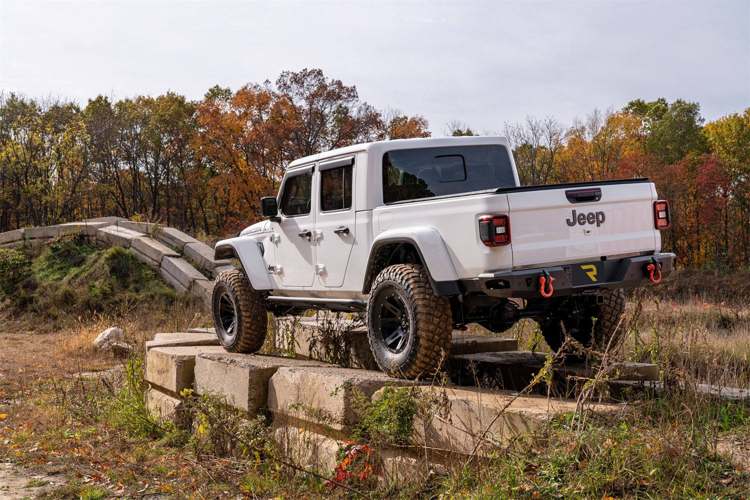 https://www.catalograck.com/ImgVDHR/NFA/NFBn-fab-trail-slider-2020-jeep-gladiator-white-lifestyle-01.jpg