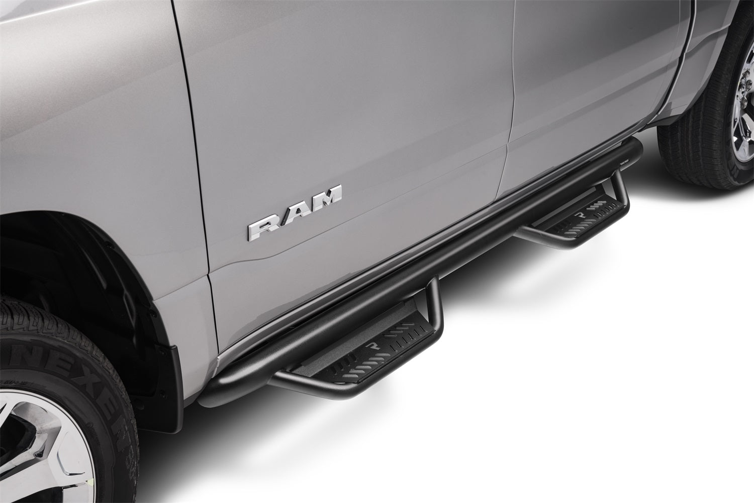 https://www.catalograck.com/ImgVDHR/NFA/NFBnfab-podium-lg-black-textured-2019-ram-1500-silver-studio-02.jpg