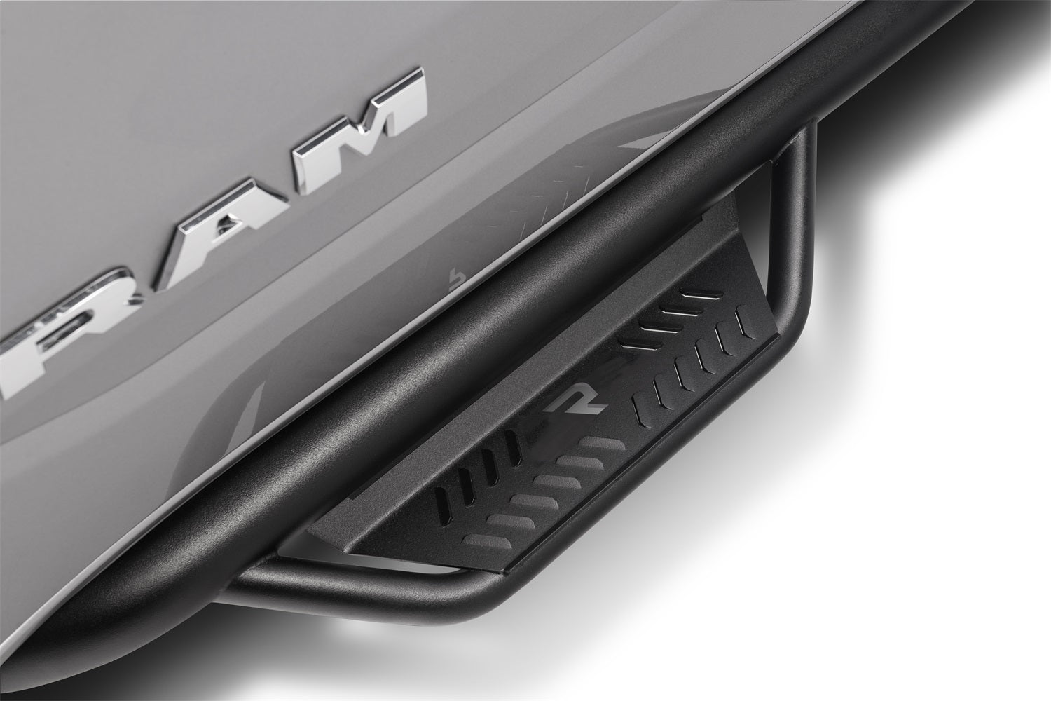 https://www.catalograck.com/ImgVDHR/NFA/NFBnfab-podium-lg-black-textured-2019-ram-1500-silver-studio-03.jpg