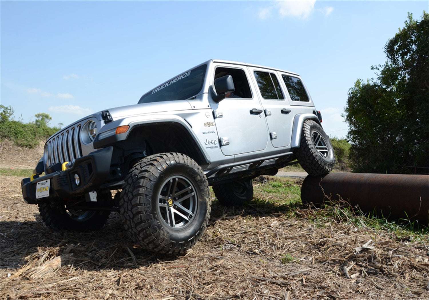 https://www.catalograck.com/ImgVDHR/NFA/NFBnfab_trailslider_lifestyle_full_jeepjl_101420.jpg