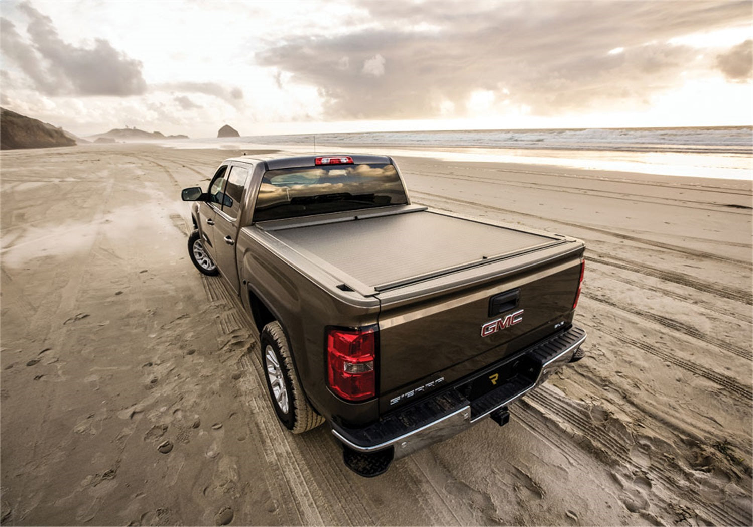 https://www.catalograck.com/ImgVDHR/RNL/RNLroll-n-lock-a-series-2014-gmc-sierra-beach-lifestyle-01.jpg