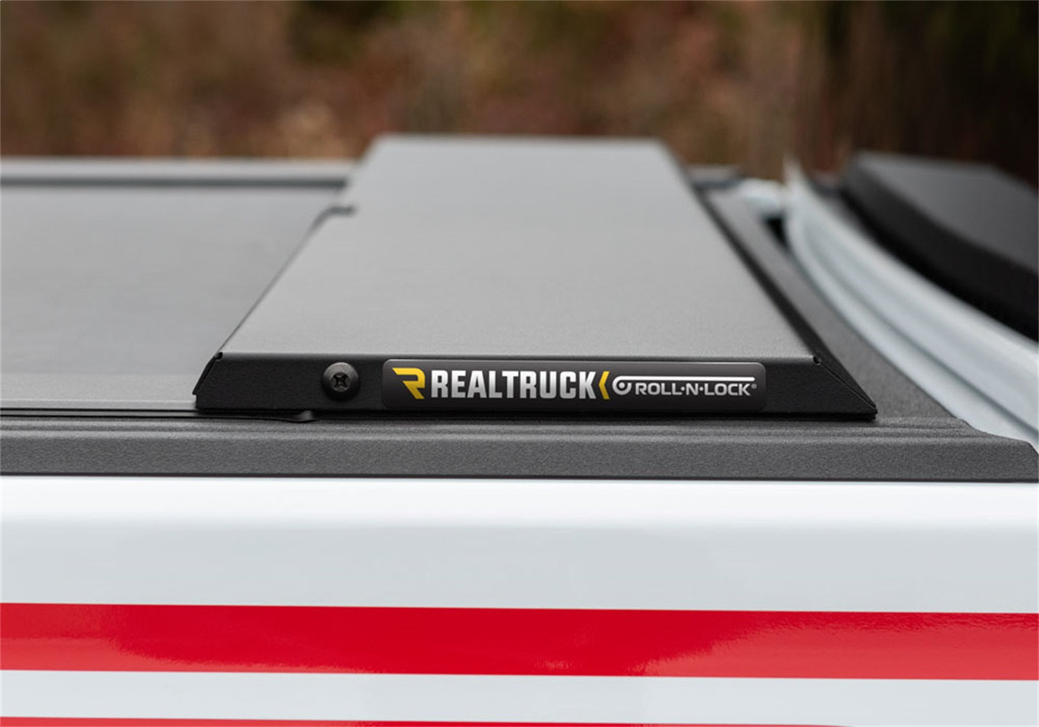 https://www.catalograck.com/ImgVDHR/RNL/RNLroll-n-lock-m-series-2019-jeep-gladiator-white-red-lifestyle-03.jpg