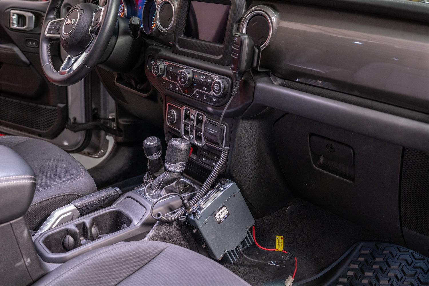 https://www.catalograck.com/ImgVDHR/RGR/Rugged_Ridge_Race_Radio_Mount_13551_06_OV010.jpg