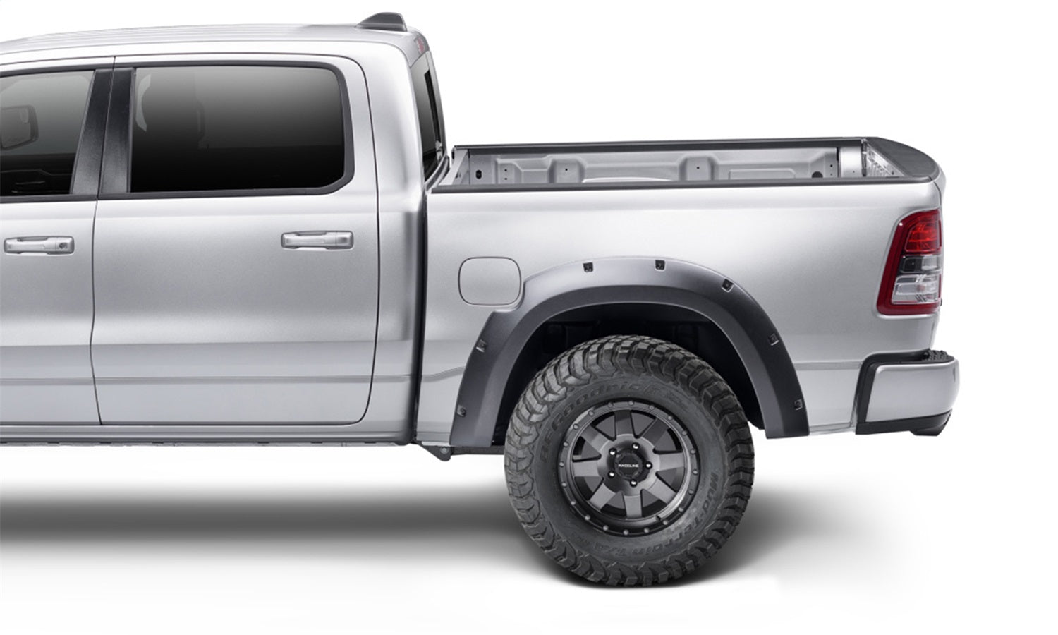 https://www.catalograck.com/ImgVDHR/BUS/bw_forgeflare_19-21Ram1500_rear_58131-08.jpg