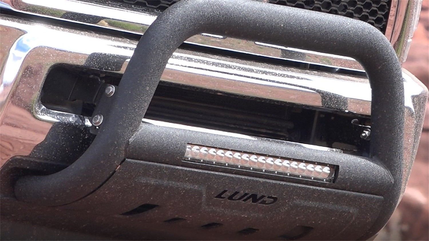 https://www.catalograck.com/ImgVDHR/LUN/lund_47121215_bullbar_lifestyle.jpg