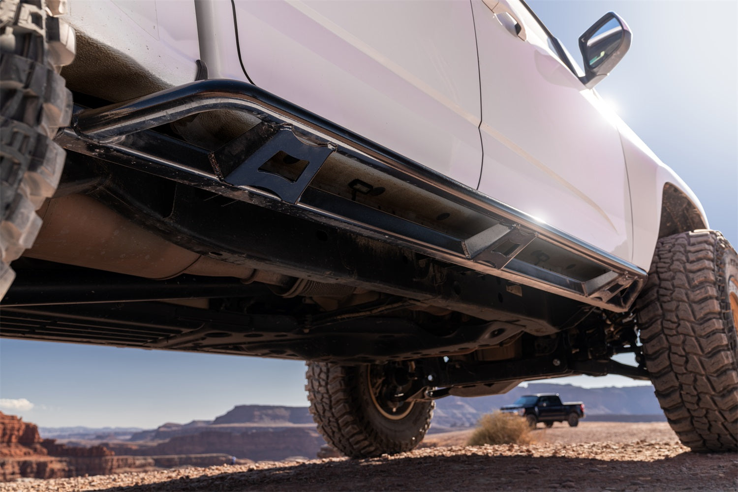 https://www.catalograck.com/ImgVDHR/NFA/nfab-trail-slider-textured-black-2018-chevrolet-colorado-white-lifes1.jpg